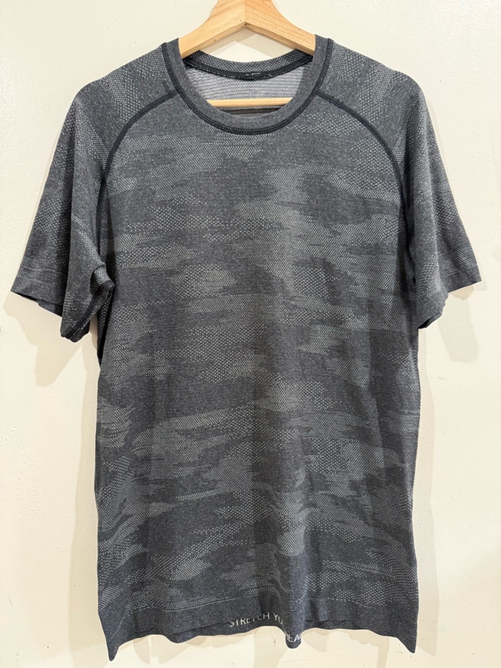 lululemon athletica Men's Short-Sleeve Crew Tee - Charcoal Gray Camo